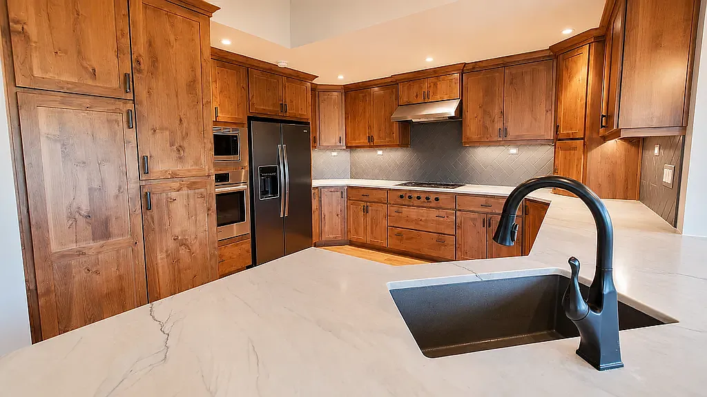 5 bed, $4,650 — Photo 2