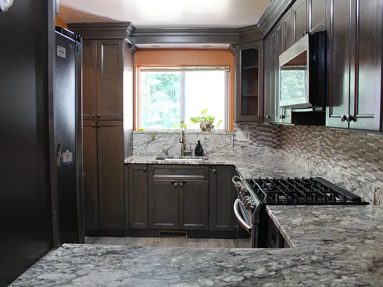 75 Florence Way — Photo 3