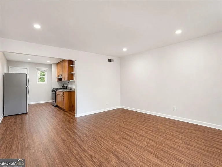 3203 E Point St #4 — Photo 2