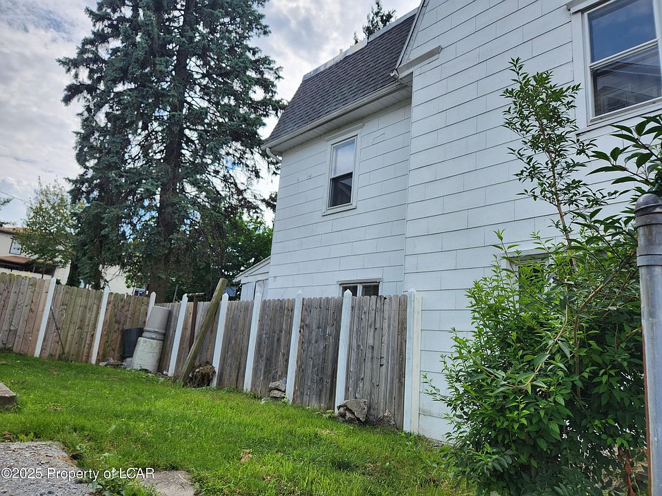 2nd image of 132 E Chestnut St