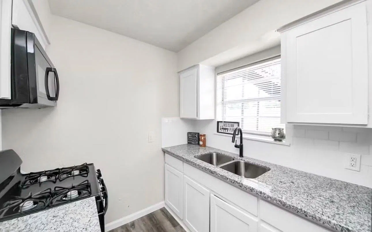 2 bed, 1.0 bath, 9900 sqft, $1,200 — Photo 2