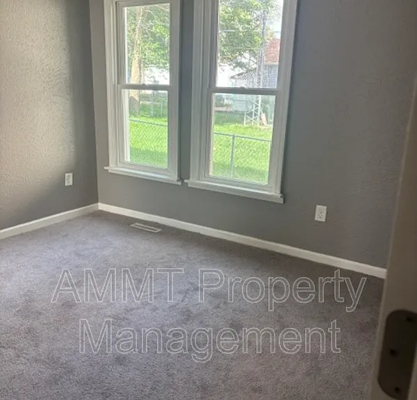 1838 J Ave NE — Photo 4