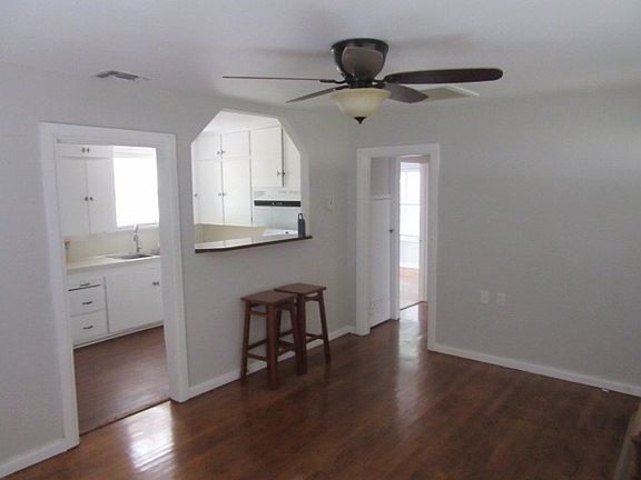 4th image of 833 S Willis St