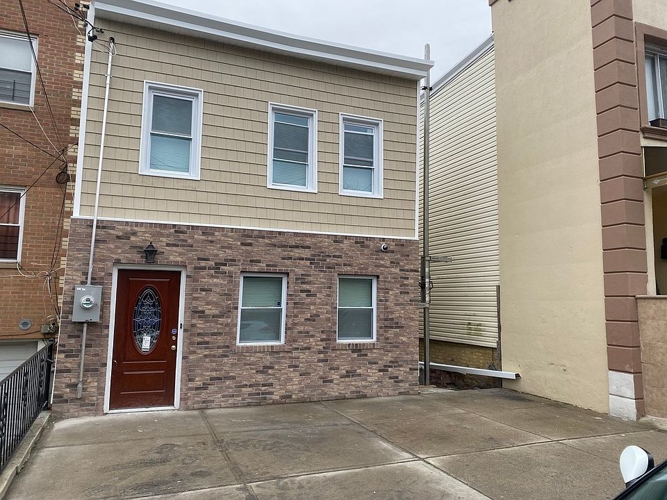 2nd image of 467 Essex St #R