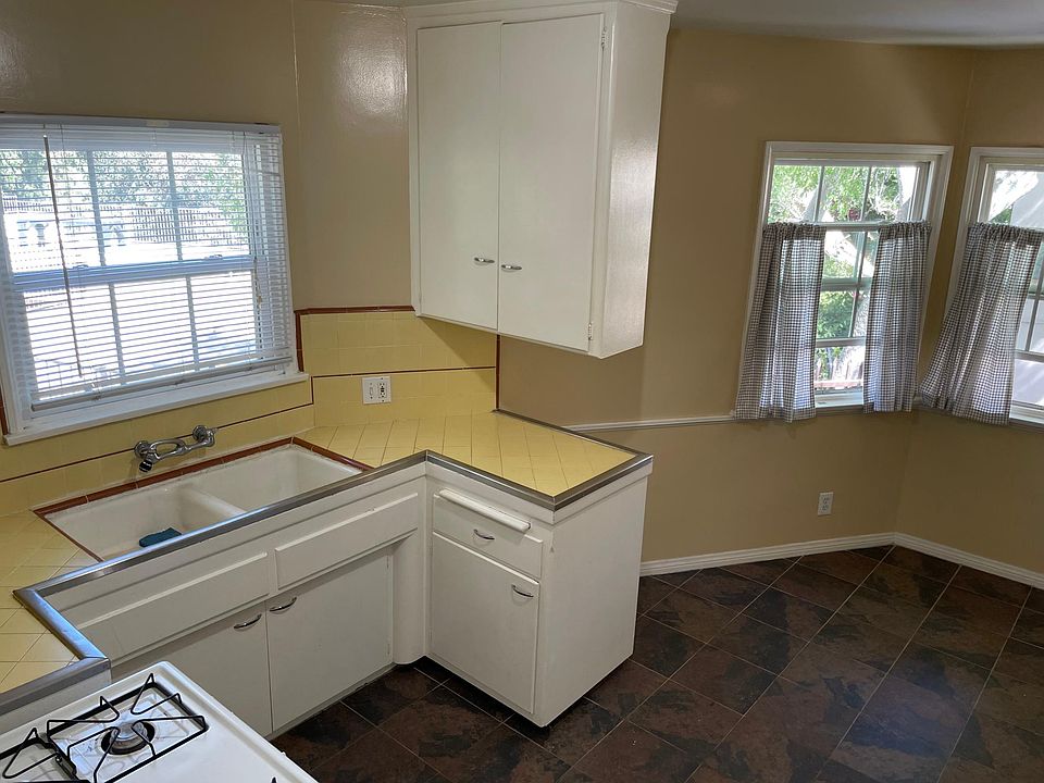 404 Landfair Avenue, Westwood, CA 90024 - Kitchen