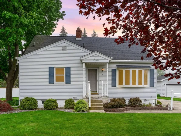 4 Franklin Ct, Essexville, MI 48732