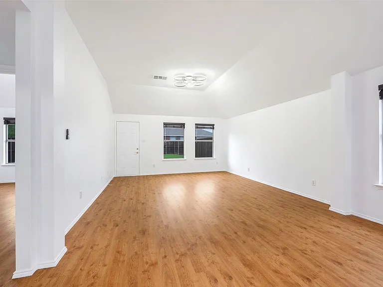 1001 Campbell Dr — Photo 5
