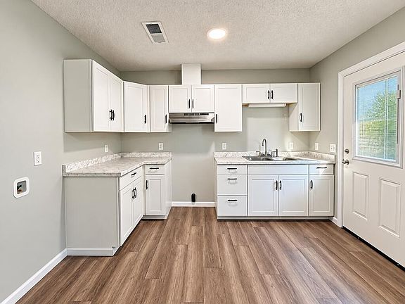 3rd image of 324 Pinecrest Dr