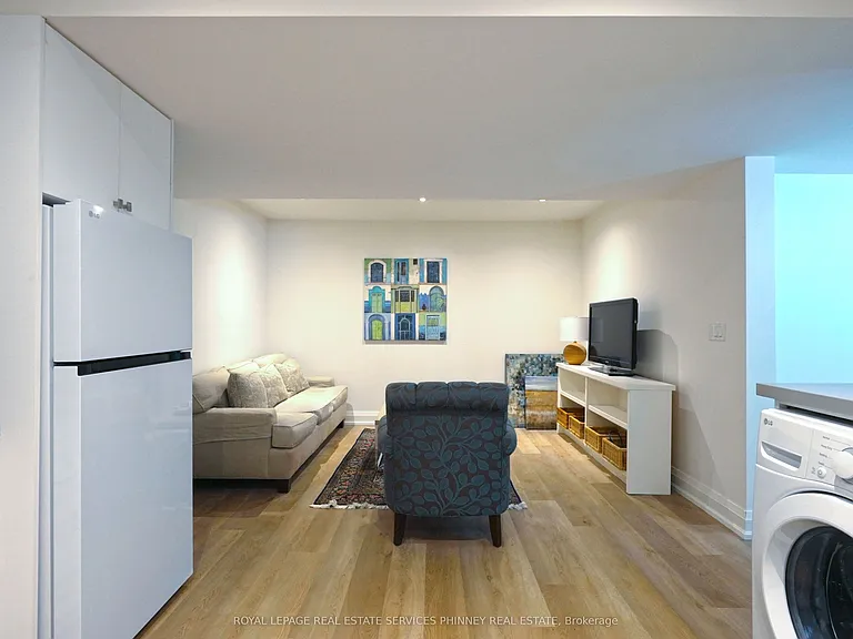1413 Queen Victoria Ave — Photo 4