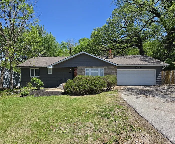 9615 Holmes Rd — Photo 2