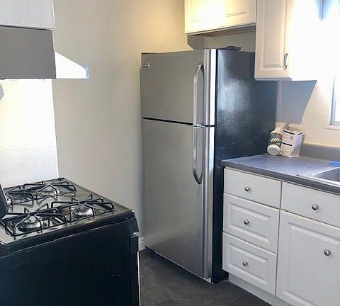 3rd image of 1-1027 Hancock Ave #1