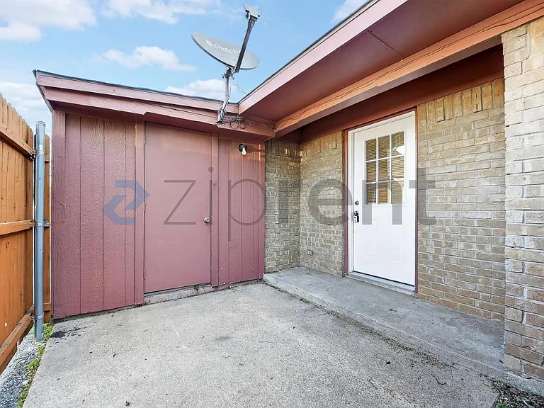 3225 Crites St #102 — Photo 28