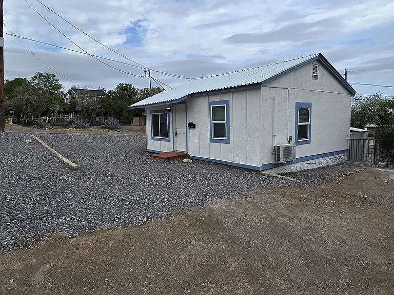 940 S Stone Ave — Photo 2