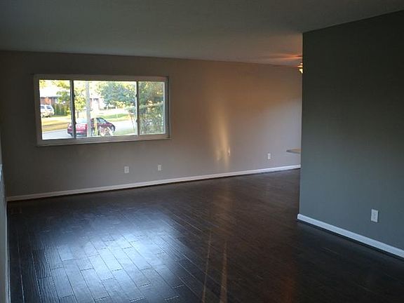 4th image of 153 Silverwood Cir