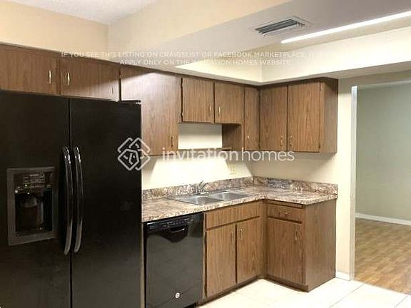 4th image of 261 Sanchez Ave