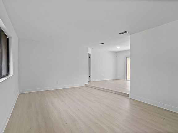 4th image of 211 S Deerwood Ave