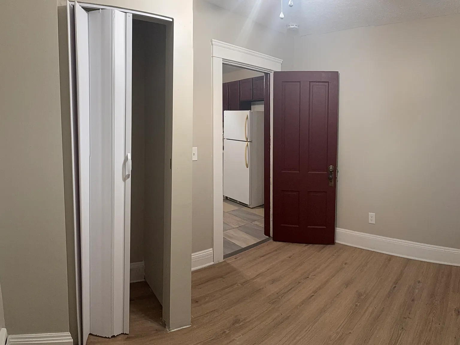 4 bed, 870 sqft, $1,200 — Photo 2