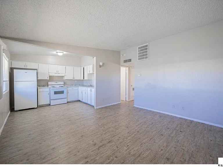 2123 W Devonshire Ave #9 — Photo 2