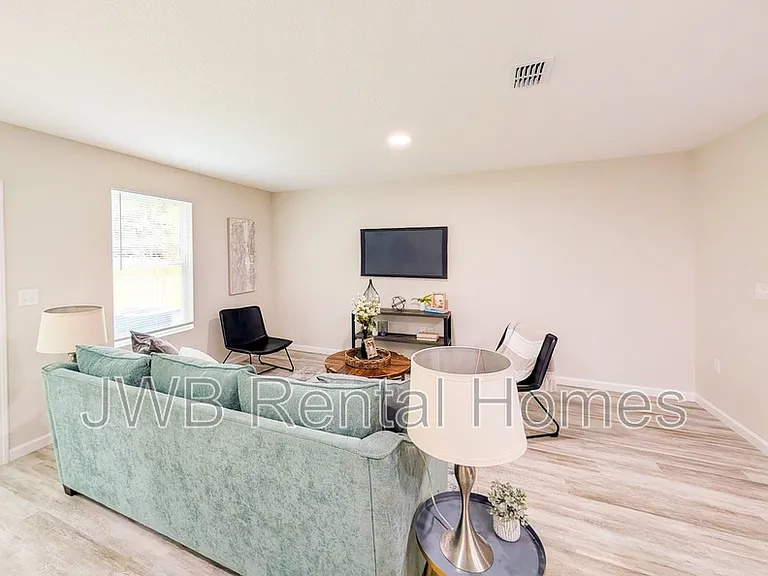 1128 Comanche St — Photo 7