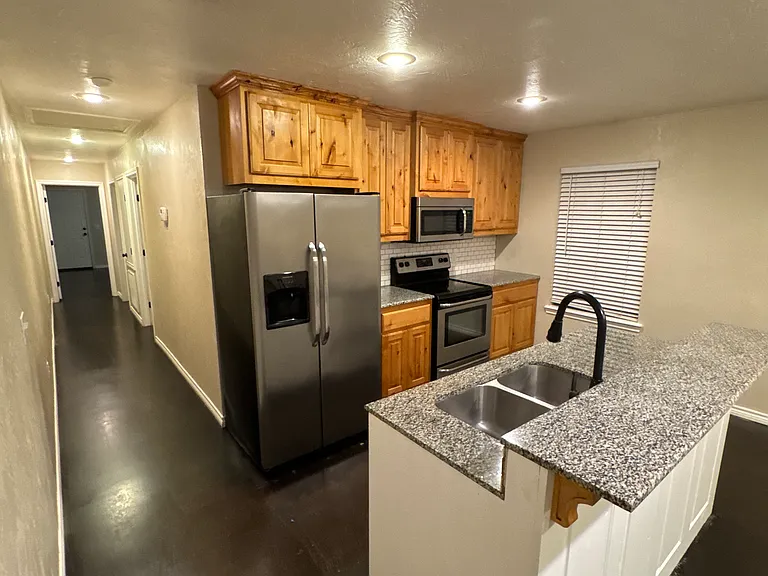 2302 Lancaster St #B — Photo 5