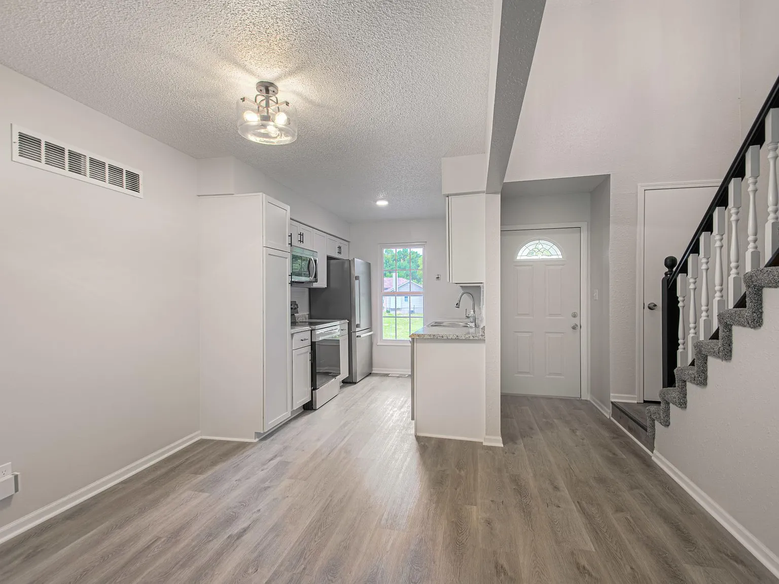 1305 La Chateau Dr — Photo 4