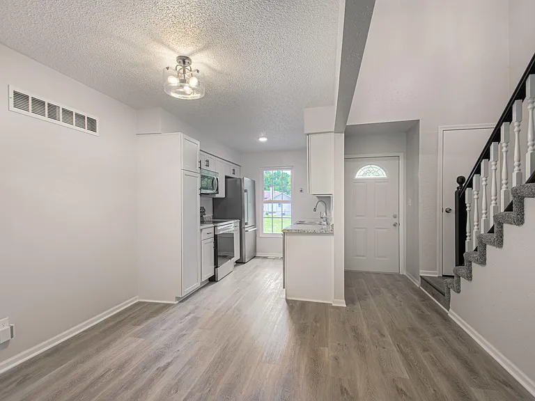 1305 La Chateau Dr — Photo 4