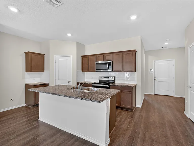 2109 Muscovy St — Photo 10