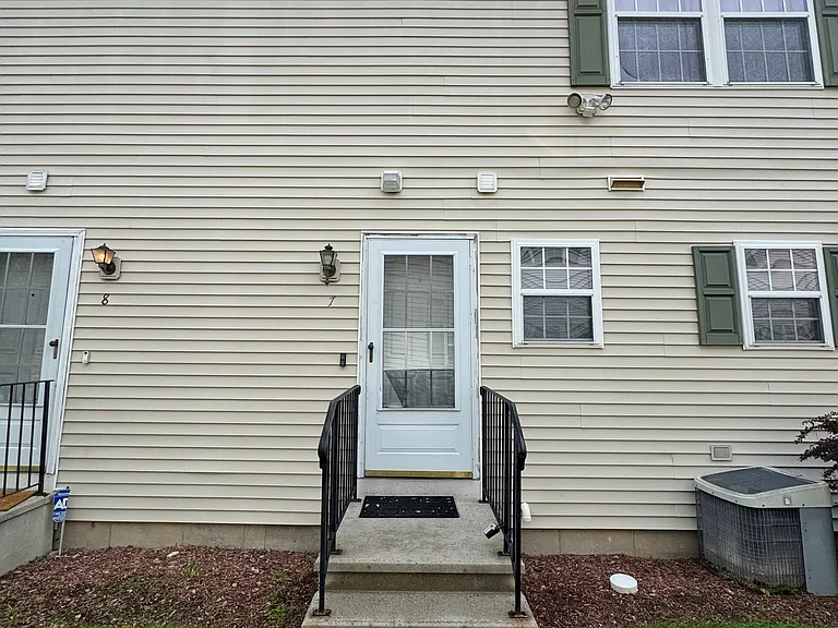 136 W Cedar St #7 — Photo 25