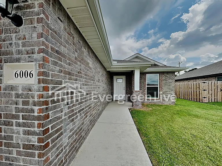 6006 NW Grant St — Photo 2
