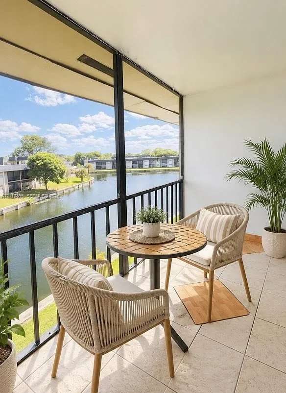 Versailles Gardens Condo — Photo 1