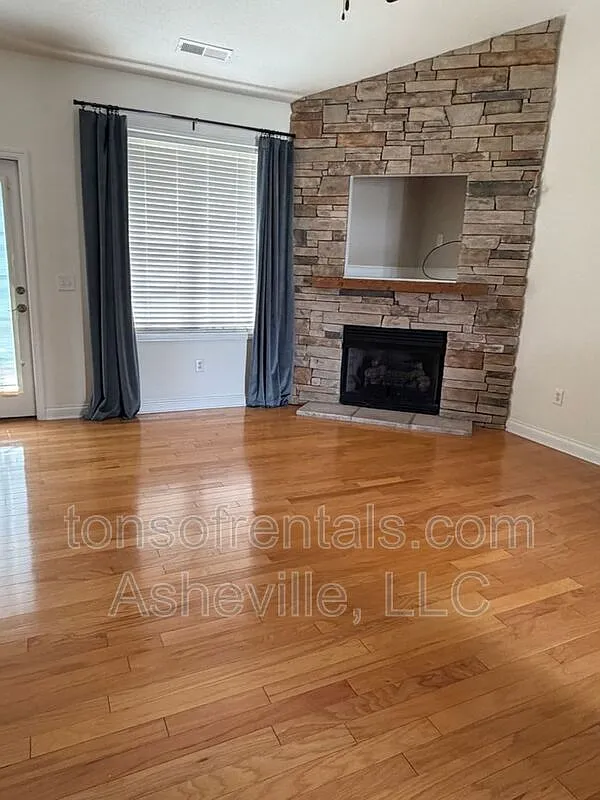 3 bed, 2.0 bath, $2,700 — Photo 2