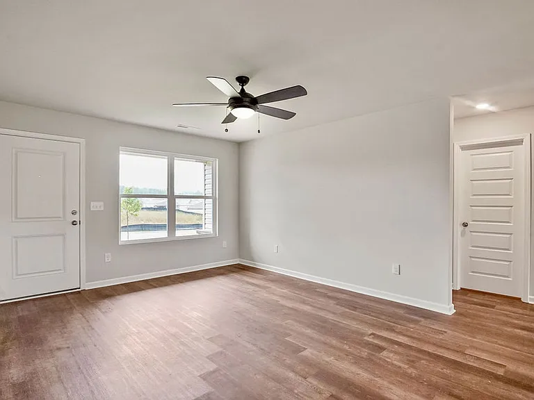 817 Ashford Dr — Photo 6