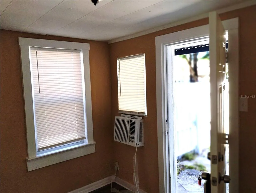 2 bed, 1.0 bath, 700 sqft, $1,100 — Photo 3