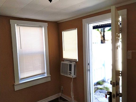 3rd image of 418 E Amelia Ave APT D
