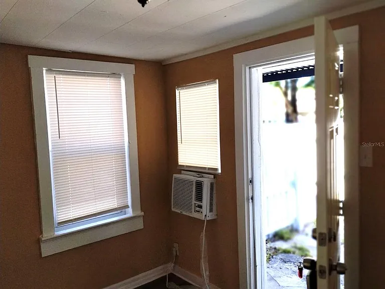 418 E Amelia Ave #D — Photo 3