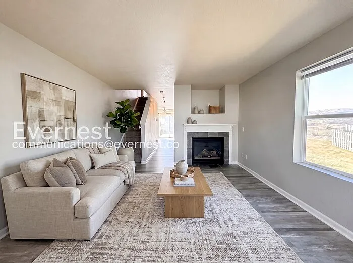 2 bed, 1.5 bath, 1090 sqft, $2,255 — Photo 2