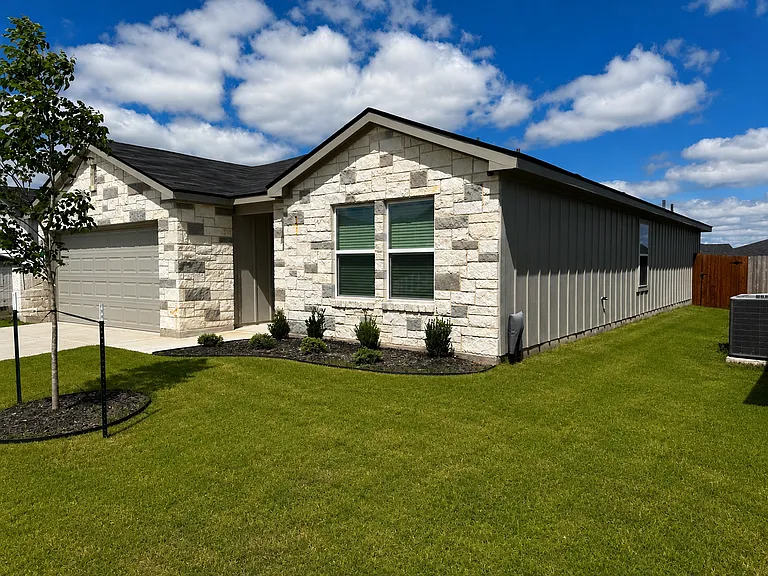 1154 Lexington Dr — Photo 2