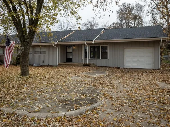 801 Cimmarron Trl, Belton, MO 64012