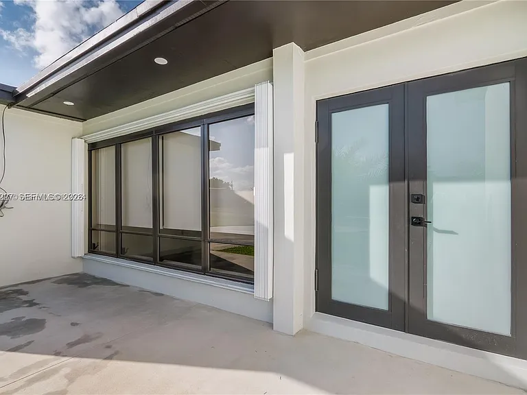 8421 SW 27th Ter — Photo 14