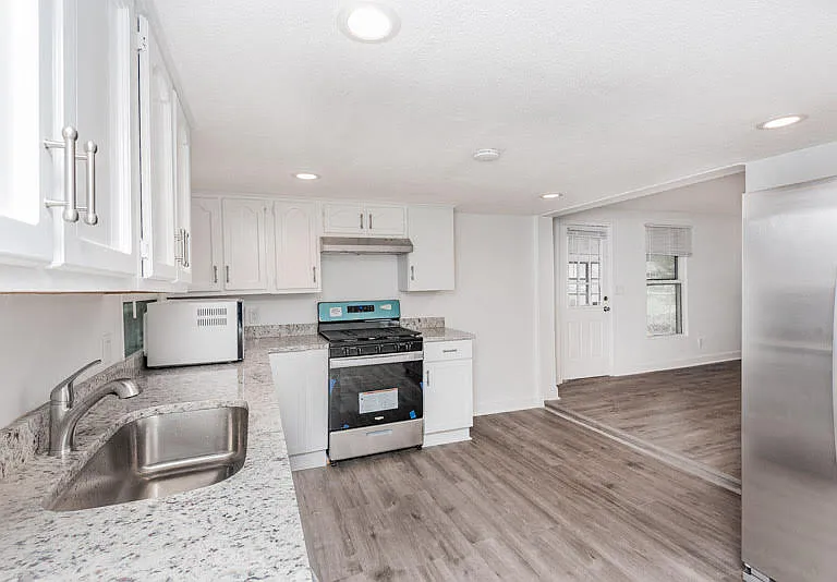 610 Old Harrods Creek Rd — Photo 3