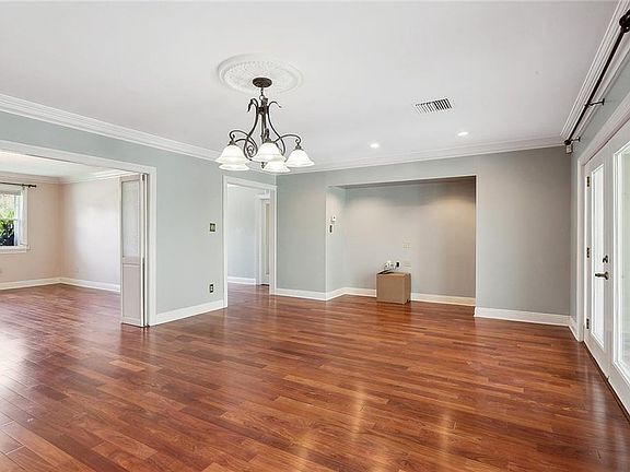 5th image of 931 Emerald St