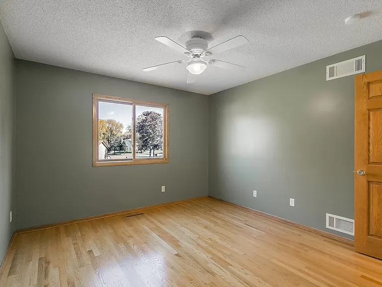 5140 Cottonwood Ln N — Photo 2