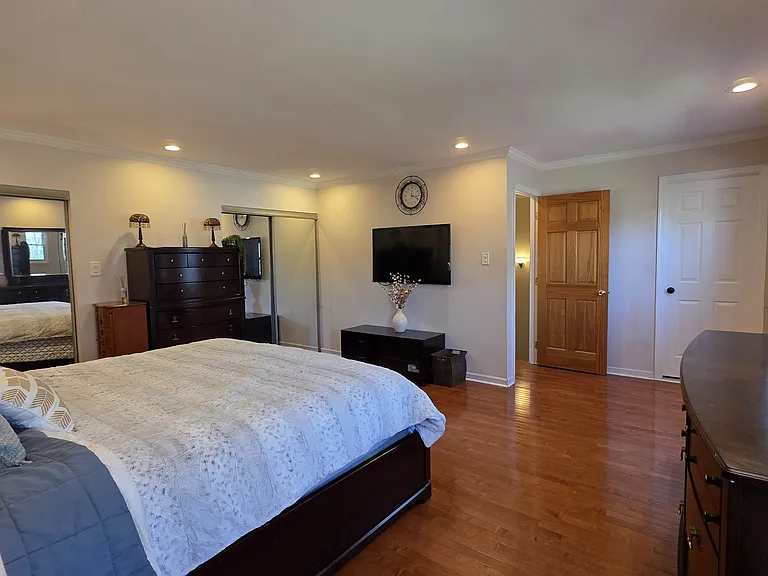 1281 Harrow Cres #1 — Photo 13