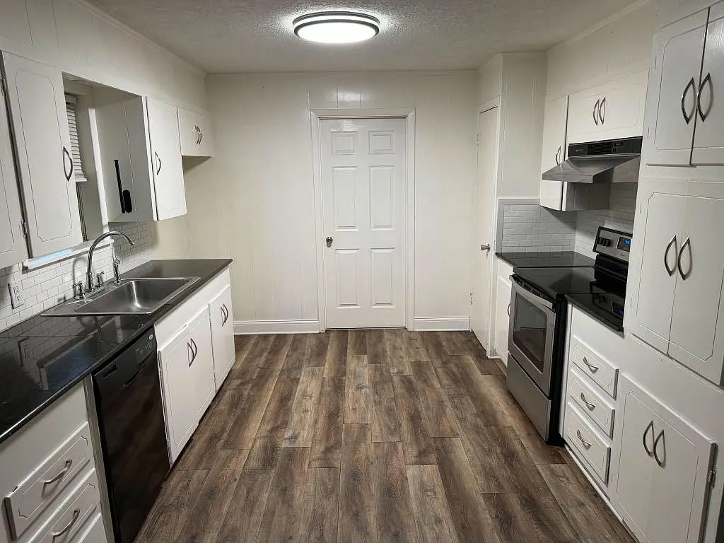201 Johnson Dr — Photo 2