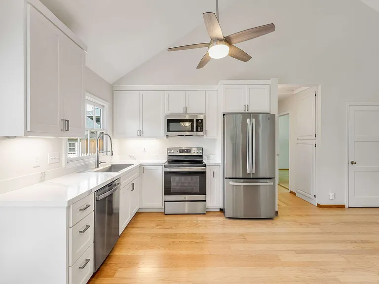 558 Beresford Ave — Photo 12