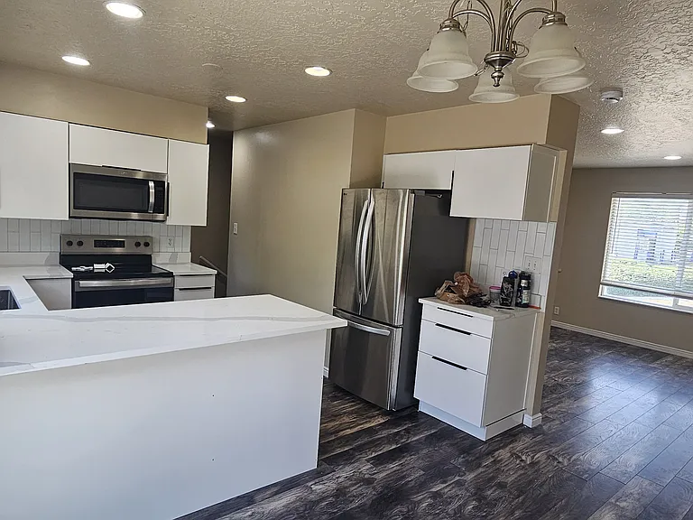 2318 E Claybourne Ave — Photo 4