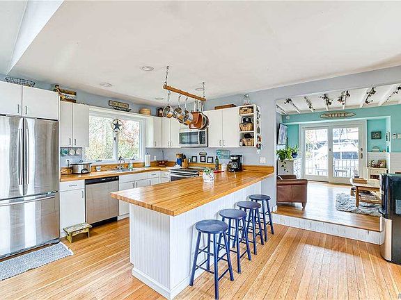 4th image of 65 Hewitt Blvd