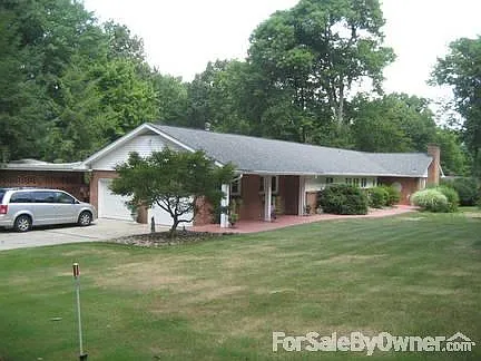 255 Maple Dr photo 1
