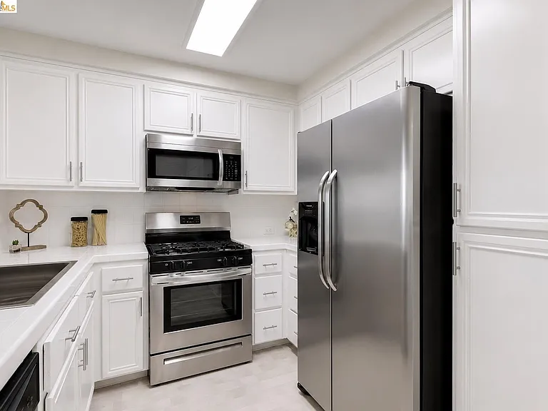 200 Caldecott Ln #108 — Photo 4