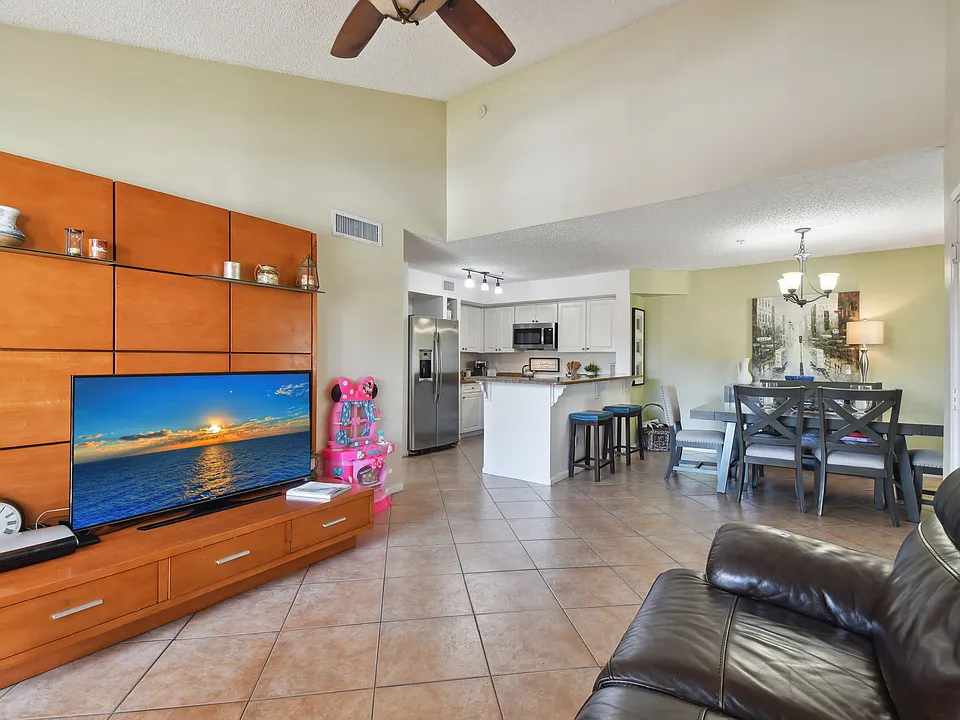 1275 Wildwood Lakes Blvd #207